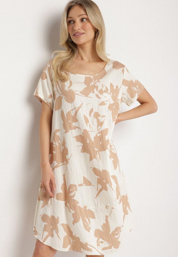 Born2be - Ciemnobeżowa Wiskozowa Sukienka w Kwiatowy Wzór Emitine. Okazja: na co dzień. Kolor: beżowy. Materiał: wiskoza. Wzór: kwiaty. Typ sukienki: proste. Styl: casual, klasyczny