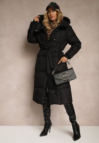 Renee - Czarna Długa Kurtka z Pikowanymi Przeszyciami Kapturem i Wiązanym Paskiem Zalirra. Okazja: na co dzień. Kolor: czarny. Materiał: dzianina, jeans. Długość: długie. Styl: casual, elegancki #4