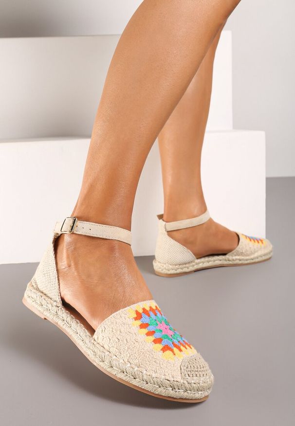 Renee - Beżowe Espadryle na Płaskiej Podeszwie Zapinane na Sprzączkę z Plecioną Podeszwą Laveda. Okazja: na co dzień, na spacer. Zapięcie: sprzączka. Kolor: beżowy. Materiał: len. Sezon: lato. Obcas: na płaskiej podeszwie. Styl: casual