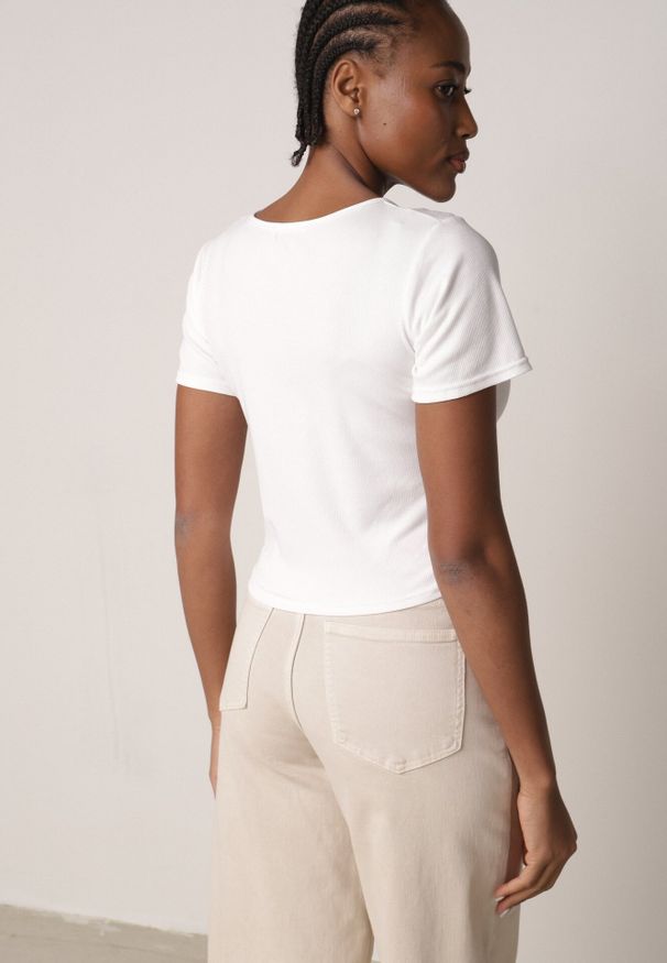 Born2be - Biały Prążkowany Top Bawełniany z Guzikami przy Dekolcie Nedera. Okazja: na co dzień. Kolor: biały. Materiał: prążkowany, bawełna. Styl: casual, klasyczny