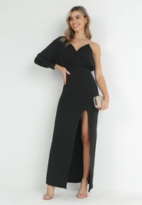 Born2be - Czarna Asymetryczna Sukienka Maxi na Jedno Ramię z Łańcuszkiem Przy Ramieniu Kesilli. Kolor: czarny. Materiał: wiskoza. Sezon: lato. Typ sukienki: asymetryczne. Styl: elegancki. Długość: maxi