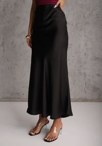 Renee - Czarna Koktajlowa Spódnica z Satyny o Rozkloszowanym Kroju Zinnivira. Kolor: czarny. Materiał: satyna. Styl: wizytowy #2