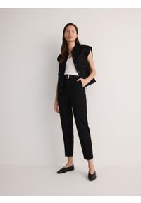 Reserved - Spodnie z paskiem - czarny. Kolor: czarny. Materiał: tkanina, wiskoza #1