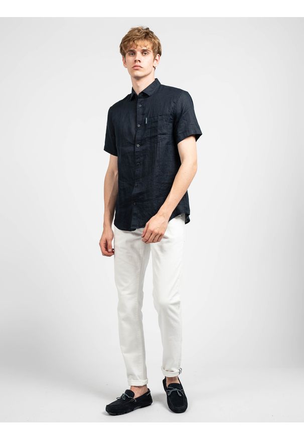 Armani Exchange Koszula. Okazja: na co dzień. Typ kołnierza: kołnierzyk klasyczny. Materiał: len. Długość rękawa: krótki rękaw. Długość: krótkie. Styl: casual, klasyczny
