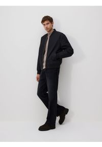 Reserved - Gładka bomberka - czarny. Kolor: czarny. Materiał: tkanina. Wzór: gładki