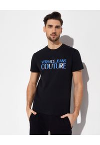 Versace Jeans Couture - VERSACE JEANS COUTURE - Koszulka z holograficznym logo. Kolor: czarny. Materiał: bawełna