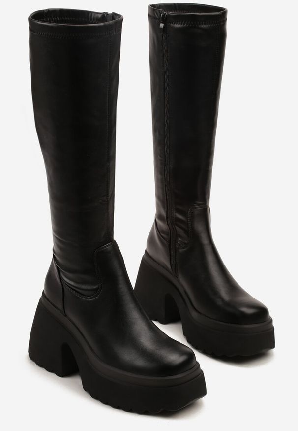 Born2be - Czarne Kozaki na Grubej Podeszwie i Obcasie z Dopasowaną Cholewką Astigalla. Okazja: na co dzień. Kolor: czarny. Materiał: jeans. Szerokość cholewki: normalna. Obcas: na obcasie. Styl: casual, elegancki. Wysokość obcasa: średni