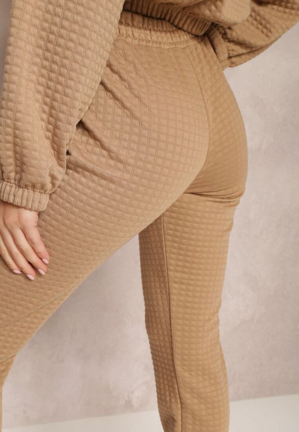 Renee - Ciemnobeżowe Spodnie Dresowe z Tłoczeniem Alase. Okazja: na co dzień, na spotkanie biznesowe, na spacer. Kolor: beżowy. Materiał: dresówka. Styl: biznesowy, klasyczny, casual