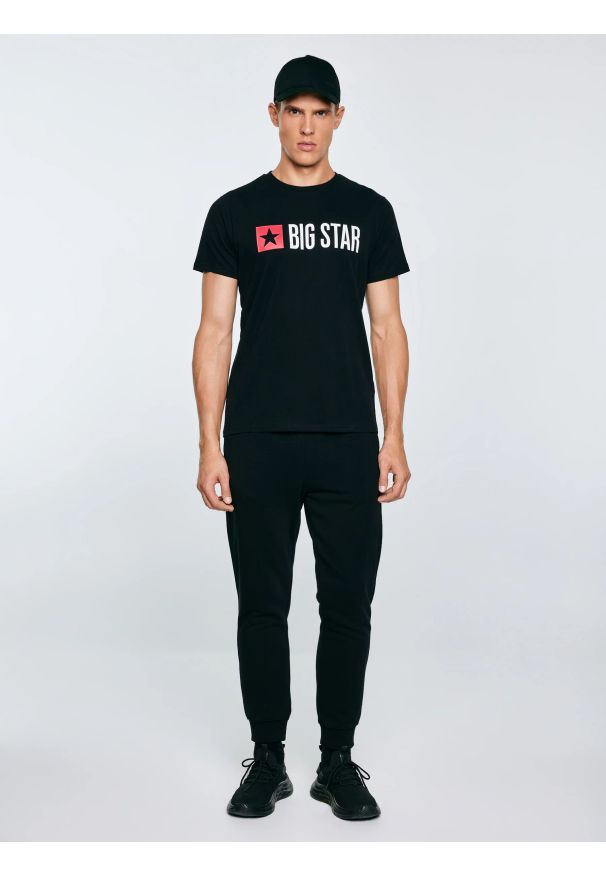 Big-Star - Koszulka męska z logo BIG STAR czarna Quado 906. Okazja: na co dzień. Kolor: czarny. Materiał: dzianina, jeans. Długość rękawa: krótki rękaw. Długość: krótkie. Wzór: kolorowy, nadruk. Styl: casual, sportowy