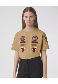 Burberry - BURBERRY - T-shirt z naszywkami. Kolor: beżowy. Materiał: bawełna. Wzór: aplikacja