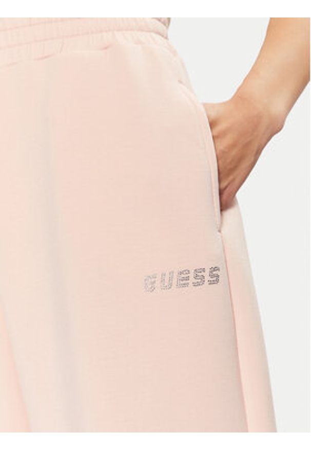 Guess Spodnie dresowe V4BB13 K7UW2 Różowy Regular Fit. Kolor: różowy. Materiał: wiskoza