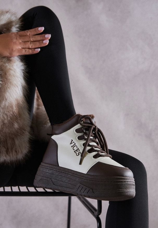 Renee - Beżowo-Brązowe Sneakersy na Grubej Podeszwie Mocno Ocieplane Futrem Leavinael. Okazja: na co dzień. Kolor: beżowy. Materiał: futro. Wzór: napisy. Obcas: na obcasie. Wysokość obcasa: średni