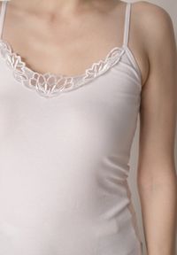 Born2be - Biały Bawełniany Top na Ramiączkach z Ozdobną Koronką przy Dekolcie Berlisa. Kolor: biały. Materiał: bawełna, koronka. Długość rękawa: na ramiączkach. Wzór: koronka #4