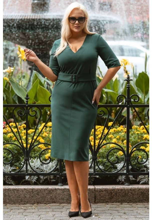 KARKO - Sukienka elegancka z paskiem ołówkowa SAMANTA butelkowa zieleń. Okazja: na randkę, na komunię, na spotkanie biznesowe, do pracy, na wesele, na imprezę, na ślub cywilny. Typ kołnierza: dekolt kopertowy, dekolt w kształcie V. Kolekcja: plus size. Materiał: skóra, dzianina, poliester, materiał, elastan. Sezon: lato. Typ sukienki: ołówkowe. Styl: elegancki. Długość: midi