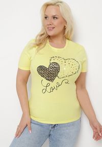 Born2be - Żółty Bawełniany T-shirt Koszulka z Krótkim Rękawem Zdobiona Nadrukiem i Cyrkoniami Corila. Okazja: na co dzień, na spacer. Kolekcja: plus size. Kolor: żółty. Materiał: bawełna. Długość rękawa: krótki rękaw. Długość: krótkie. Wzór: aplikacja, nadruk. Styl: casual, klasyczny, glamour