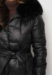 Born2be - Czarna Pikowana Kurtka o Długim Kroju Ozdobiona Paskiem i Odpinanym Futerkiem Milirra. Okazja: na spacer. Kolor: czarny. Materiał: futro. Długość: długie. Wzór: aplikacja. Styl: wizytowy, elegancki #4