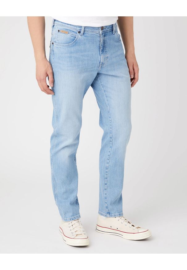 Wrangler - WRANGLER TEXAS TAPER MĘSKIE SPODNIE JEANSOWE LOVESICK W12TY728Q 112319945. Okazja: na spotkanie biznesowe. Styl: biznesowy, elegancki
