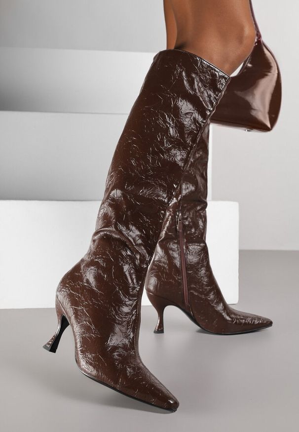 Renee - Brązowe Kozaki Vices na Szpilce w Stylu Slouchy z Efektem Cracked Todvire. Okazja: na co dzień. Kolor: brązowy. Materiał: jeans. Obcas: na szpilce. Styl: casual, elegancki