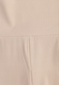 Renee - Ciemnobeżowe Kolarki Hysali. Okazja: na co dzień. Stan: podwyższony. Kolor: beżowy. Materiał: materiał, prążkowany. Długość: krótkie. Styl: sportowy, casual #4