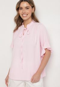 Born2be - Różowa Bluzka Ozdobiona Wiązaniem i Falbanami Fademina. Okazja: na co dzień. Kolor: różowy. Materiał: jeans. Wzór: aplikacja. Styl: klasyczny, casual #4