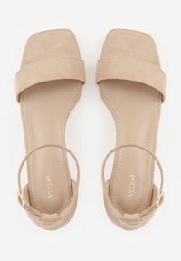 Born2be - Ciemnobeżowe Klasyczne Sandały VICES na Niskim Słupku z Paskiem Wokół Kostki Atenohre. Zapięcie: pasek. Kolor: beżowy. Materiał: zamsz, skóra. Sezon: lato. Obcas: na słupku. Styl: klasyczny. Wysokość obcasa: średni #8