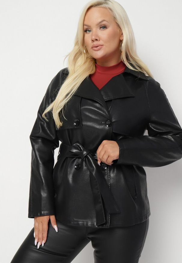 Born2be - Czarny Dwurzędowy Płaszcz z Ekoskóry Ozdobiony Wiązaniem w Talii Eviseas. Okazja: na spotkanie biznesowe, na spacer. Kolor: czarny. Wzór: aplikacja. Styl: elegancki, biznesowy, klasyczny