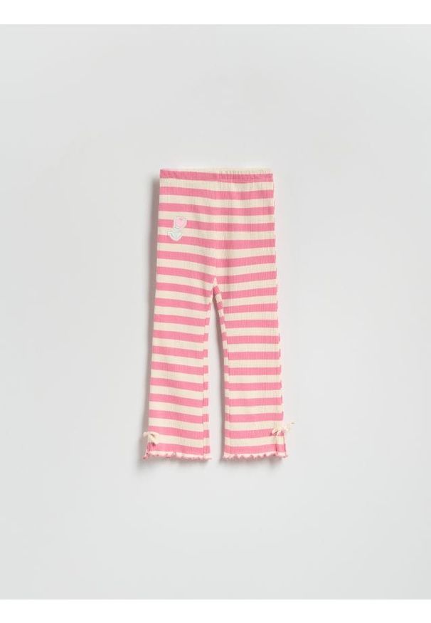 Reserved - Prążkowane spodnie w paski - wielobarwny. Materiał: prążkowany. Wzór: paski