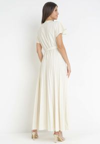Born2be - Jasnobeżowa Elegancka Sukienka Maxi w Plisy z Kopertowym Dekoltem i Wiązaniem Thessi. Kolor: beżowy. Sezon: lato. Typ sukienki: kopertowe. Styl: elegancki. Długość: maxi