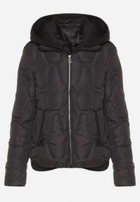 Born2be - Czarna Pikowana Kurtka z Materiałowym Kapturem i Kieszeniami Ravalynne. Okazja: na co dzień, na spacer. Kolor: czarny. Materiał: materiał. Styl: sportowy, klasyczny, casual, elegancki #3