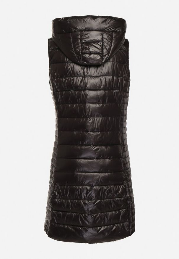 Born2be - Czarna Długa Kamizelka Pikowana z Kapturem Caileth. Okazja: na co dzień. Typ kołnierza: kaptur. Kolor: czarny. Materiał: jeans. Długość: długie. Styl: casual