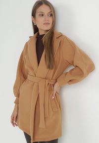 Born2be - Ciemnobeżowy Płaszcz z Wiązanym Paskiem i Bufiastym Rękawem Imgrucu. Typ kołnierza: kołnierzyk stójkowy. Kolor: beżowy. Materiał: tkanina, jeans. Długość: długie. Sezon: wiosna, jesień #4
