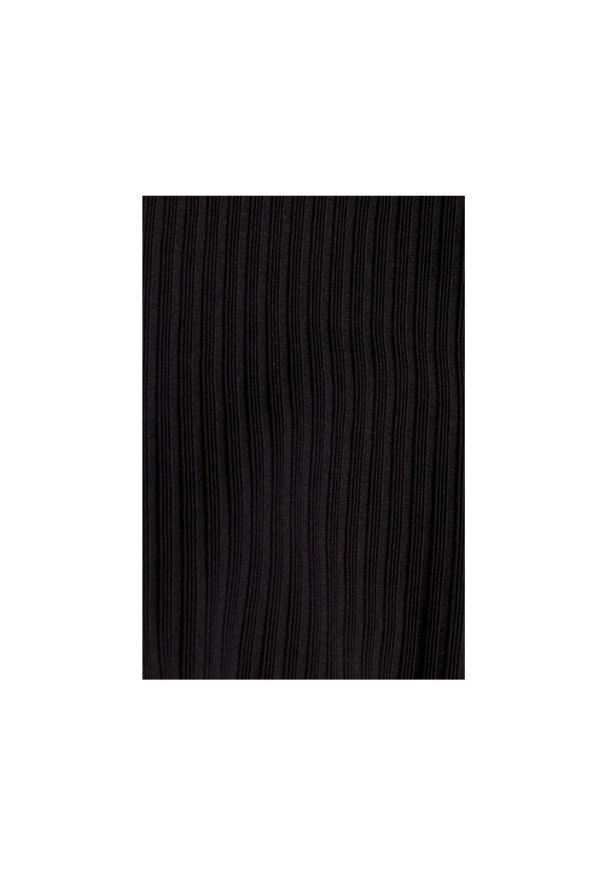 Sukienki.shop - Sukienka dzianinowa midi z golfem dopasowana czarna tuba. Typ kołnierza: golf. Kolor: czarny, czerwony. Materiał: dzianina. Sezon: zima, jesień. Długość: midi