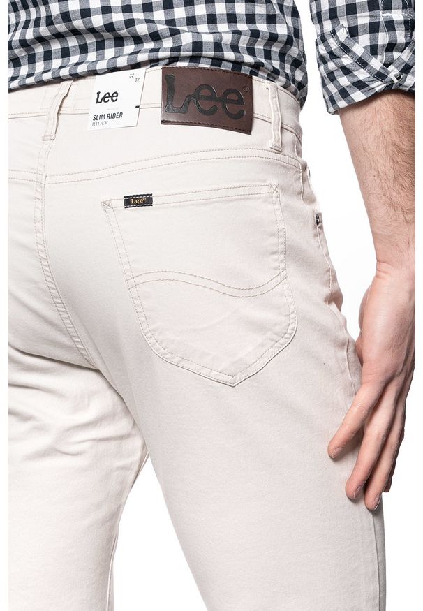 Lee - LEE RIDER MĘSKIE SPODNIE JEANSOWE WHITE SAND L701LB15 112117560. Materiał: jeans