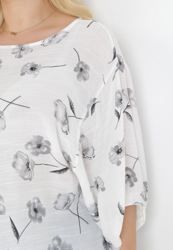 Born2be - Biało-Szara Bluzka z Krótkim Rękawem w Kwiaty Neitta. Kolor: biały. Materiał: tkanina. Długość rękawa: krótki rękaw. Długość: krótkie. Wzór: kwiaty
