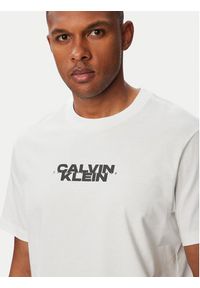Calvin Klein Jeans T-Shirt LV04RG834G Biały Regular Fit. Kolor: biały. Materiał: bawełna #4