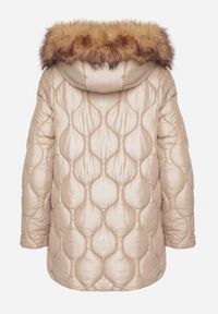 Born2be - Ciemnobeżowa Pikowana Kurtka o Pudełkowym Kroju z Odpinanym Kapturem z Futrem Lilssia. Okazja: na co dzień. Kolor: beżowy. Materiał: futro. Styl: elegancki, casual, klasyczny #5