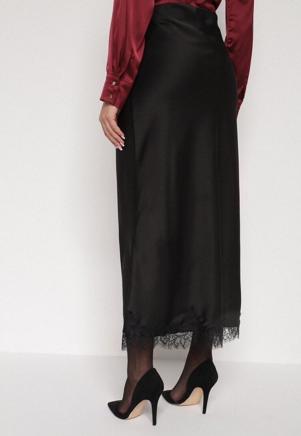 Born2be - Czarna Satynowa Spódnica z Koronkowym Zdobieniem Silfera. Okazja: na co dzień, na spotkanie biznesowe. Kolor: czarny. Materiał: satyna, koronka. Wzór: aplikacja. Styl: casual, biznesowy, klasyczny