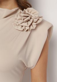 Born2be - Beżowa Sukienka Midi Dopasowana z Ozdobną Broszką w Kształcie Kwiatka Agnolia. Kolor: beżowy. Wzór: kwiaty. Styl: klasyczny. Długość: midi #6