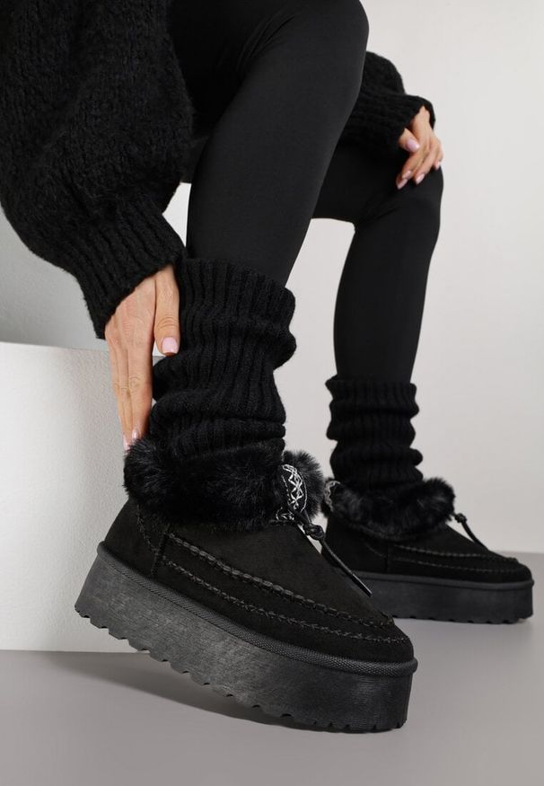 Born2be - Czarne Śniegowce na Grubej Podeszwie z Ozdobnymi Przeszyciami i Futerkiem Lindera. Okazja: na co dzień. Kolor: czarny. Materiał: futro. Styl: casual