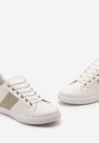 Born2be - Biało-Złote Sneakersy z Brokatowym Paskiem na Bogu Calapsa. Nosek buta: okrągły. Zapięcie: pasek. Kolor: biały. Materiał: materiał. Obcas: na obcasie. Wysokość obcasa: niski #6