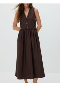 Reserved - Sukienka midi - ciemnobrązowy. Kolor: brązowy. Materiał: bawełna. Długość: midi #1