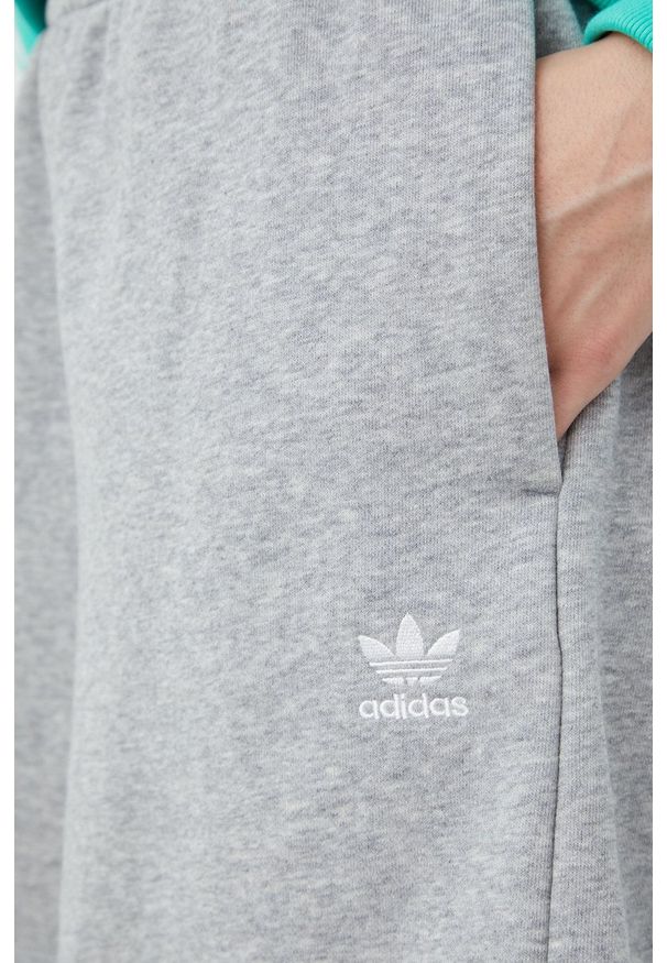 adidas Originals szorty Adicolor HC0629 damskie kolor szary melanżowe medium waist. Okazja: na co dzień. Stan: podwyższony. Kolor: szary. Materiał: bawełna, poliester. Wzór: melanż. Styl: casual