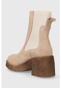 Charles Footwear sztyblety zamszowe Bea damskie kolor beżowy na słupku Bea.Boots.Sabbia. Kolor: beżowy. Materiał: zamsz. Obcas: na słupku. Wysokość obcasa: średni #2