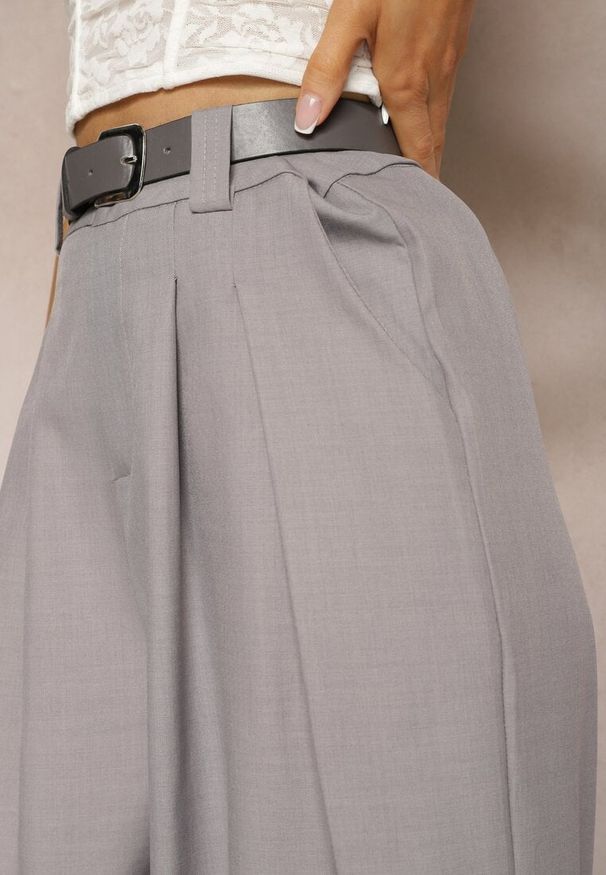 Renee - Szare Spodnie Palazzo High Waist z Szerokimi Nogawkami i Paskiem z Metalową Klamrą Oinna. Okazja: na co dzień, do pracy. Stan: podwyższony. Kolor: szary. Styl: klasyczny, elegancki, casual