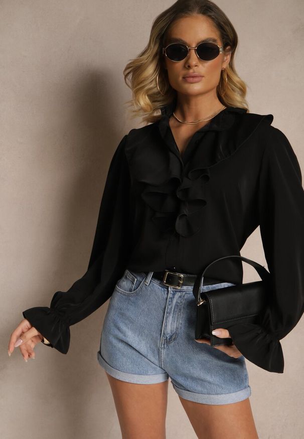 Renee - Czarna Koszula z Ozdobnymi Falbankami Jeneviella. Okazja: na co dzień. Typ kołnierza: kołnierz z falbankami. Kolor: czarny. Wzór: aplikacja. Styl: casual, klasyczny