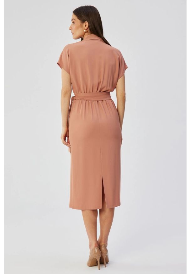 Stylove - Elegancka sukienka ołówkowa z kołnierzem różana. Kolor: czarny, różowy. Typ sukienki: ołówkowe. Styl: elegancki