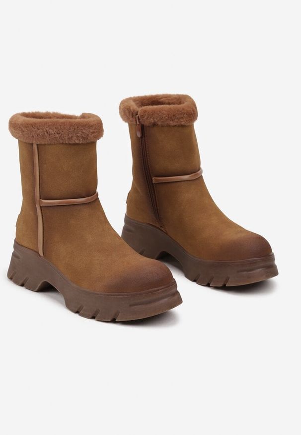 Renee - Brązowe Śniegowce na Niskiej Platformie z Ozdobnym Futerkiem Revianna. Okazja: na co dzień, na spacer. Kolor: brązowy. Materiał: futro. Sezon: zima. Obcas: na platformie. Styl: casual