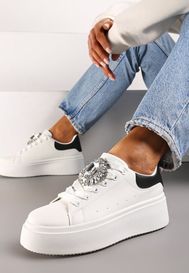 Born2be - Biało-Czarne Sneakersy na Platformie z Perforacją i Ozdobnym Kamieniem Dilhela. Okazja: na co dzień. Kolor: biały. Materiał: jeans. Obcas: na platformie