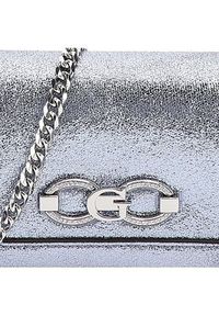 Guess Torebka Gilded Glamour (MY) Evening Bags HWMY87 77710 Srebrny. Kolor: srebrny. Materiał: skórzane. Styl: glamour #3