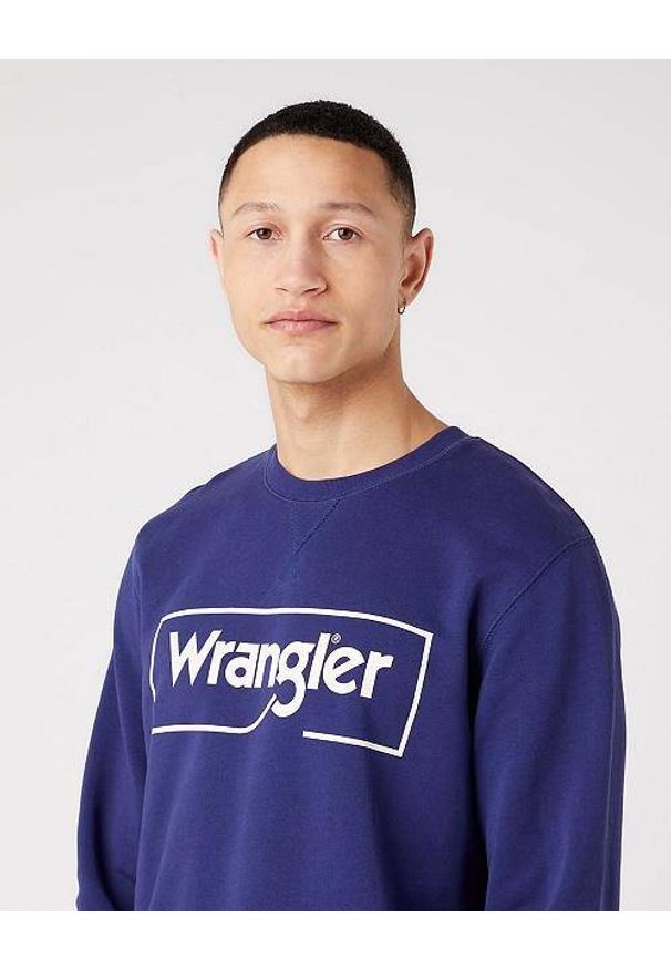 Wrangler - WRANGLER FRAME LOGO CREW MĘSKA BLUZA LOGO NADRUK BLUE W662HAB51 112321426. Wzór: nadruk